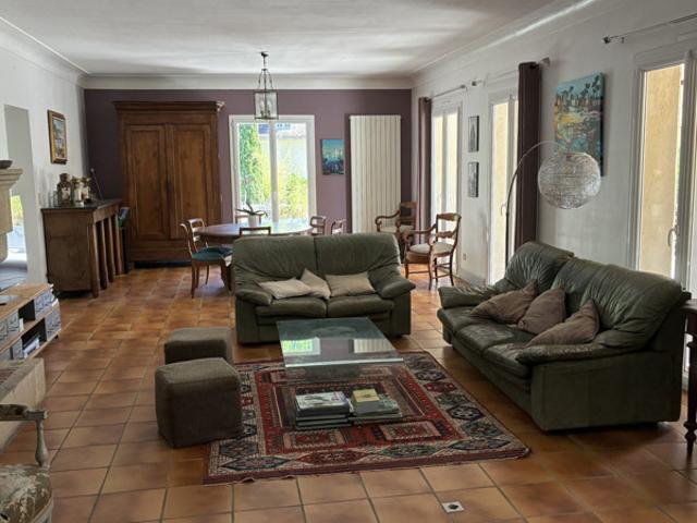 Demeure familiale avec piscine, terrasse et jardin arboré – L