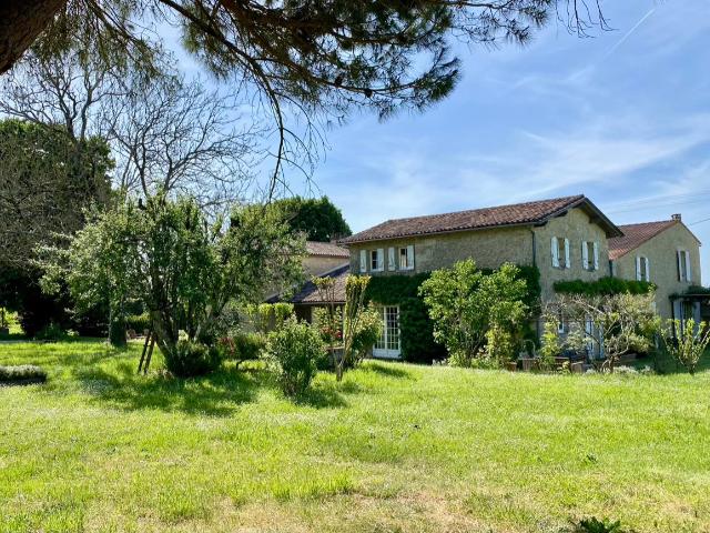 Demeure familiale composée de trois maisons 620m² Branne