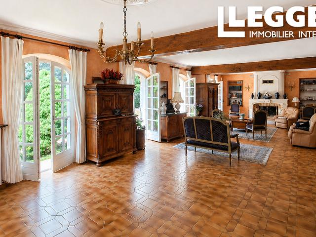 Demeure familiale de 343 m² Parc boisé de près de 3 hectares, tennis et rivière