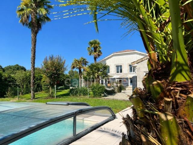 Demeure fin XIXe siècle de 137 m² avec piscine et parc For. 137m² Chevanceaux