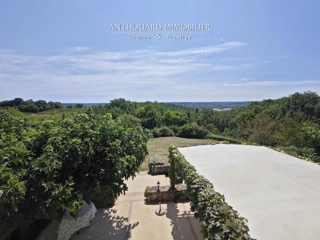 Demeure forte, piscine, gîtes 600m² Vélines