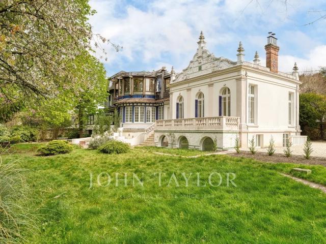 Demeure singulière en bord de Marne avec ponton privé 398m² Saint Maur des Fossés