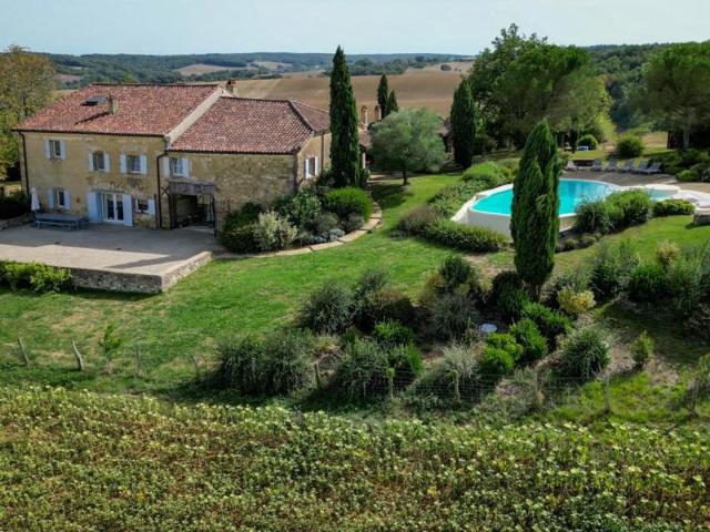 Une somptueuse propriété gasconne, avec une vue imprenable, une piscine à débordement et un court de tennis privé