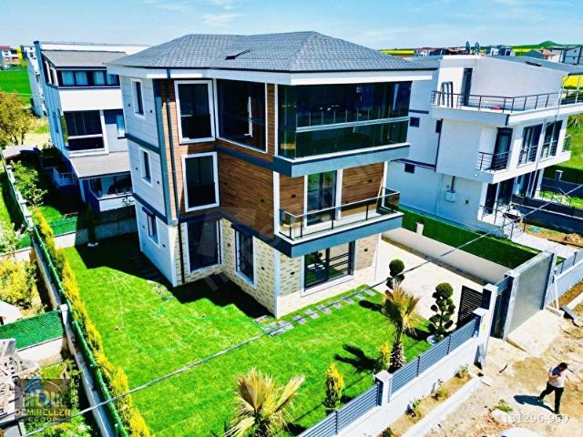 DEMİRELLER305m ARSA İÇİNDE YERDEN ISITMALI EŞYALI LUX VİLLA