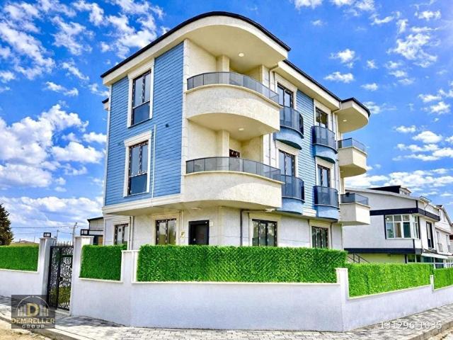 DEMİRELLER KÖŞEBAŞI MERKEZDE DEVASA GENİŞ 4+1 LÜKS VİLLA