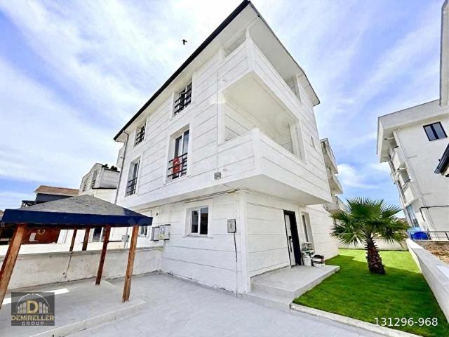 DEMİRELLER MARKETLERE 10m, DENİZE 100m ÇARDAKLI 4+1 VİLLA