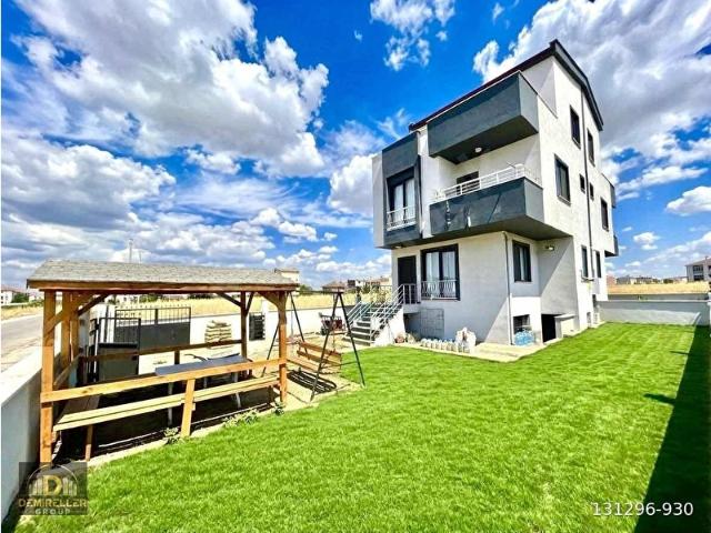 DEMİRELLER PAZARA ve MARKETE YAKIN, BODRUMLU 4+1 LÜX VİLLA
