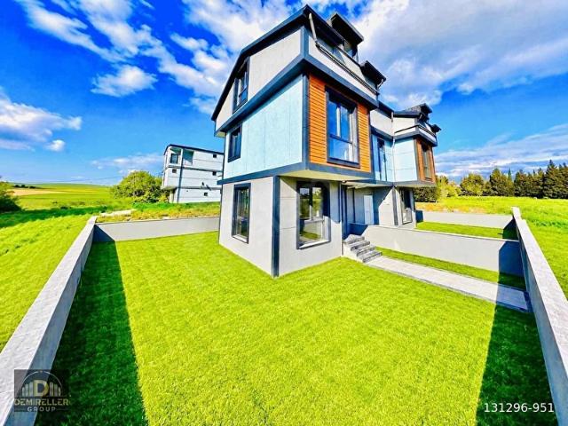 DEMİRELLERDENİZE 300 m MARKETE YAKIN GENİŞ BAHÇELİ 3+1 VİLLA