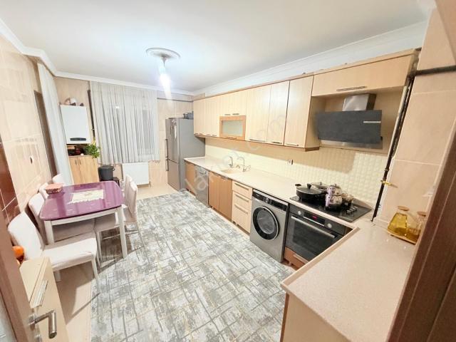 Demiröz'den Bulvara Yakın Okul Dibi Çift Balkon E. Banyolu 3+1!