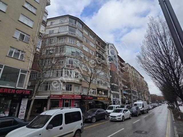 Demirbilekten Lise Caddesinde Satılık 2+1