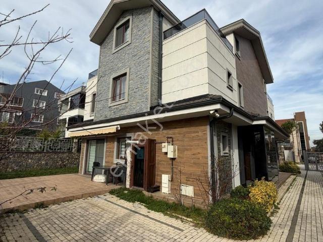 Demirci'de Doğa Manzaralı 5+1 Oda 150 M2 Bahçeli İkiz Villa