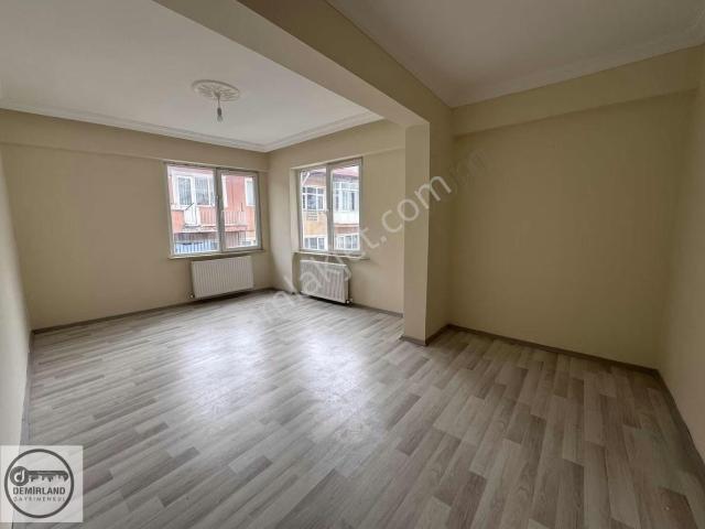 Demirland'dan Kiralık Fatih Mahallesi'nde 3+1 Balkonlu Daire
