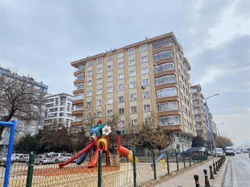 Demiryolu Caddesi Üzeri, Merkezi Konumda Geniş 3+1 Daire!