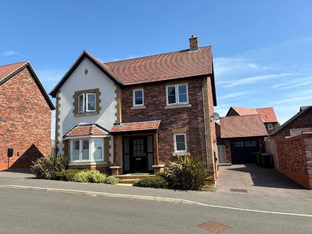 Denton Drive, Hanslope, Bucks, MK19 3 bed detached house to rent £2,300 pcm £531 pw