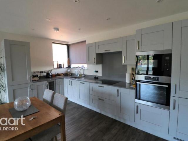 Denzil Road, Guildford 3 bed flat to rent £3,250 pcm £750 pw