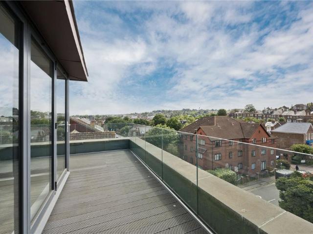 Denzil Road, Guildford, Surrey, GU2 3 bed penthouse to rent £3,250 pcm £750 pw