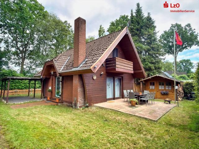 Den Sommer am eigenen Strand genießen Gemütliches Ferienhaus am Badesee in Karlshof