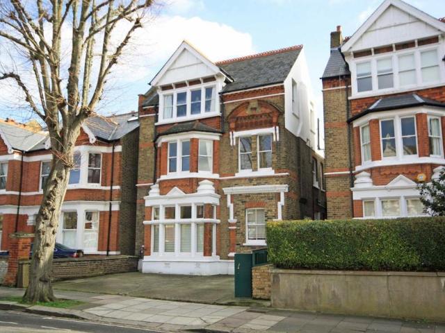 Denbigh Road, London W13 3 bed flat to rent £2,900 pcm £669 pw