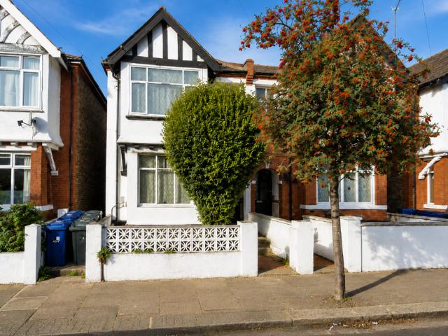 Denehurst Gardens, London W3 9QY 5 bed semi detached house to rent £4,400 pcm £1,015 pw