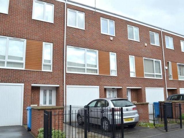Denewell Avenue, Manchester, M13 4 bed terraced house to rent £1,597 pcm £369 pw