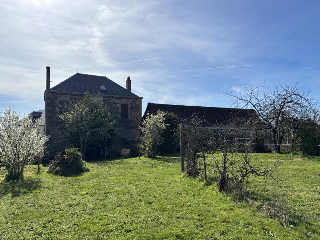Deneuille les Mines Maison de village de caractère avec un terrain de 17 060 m2 et une grande grange