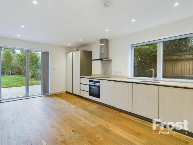 Denham Way, Denham, Uxbridge. 4 bed detached house to rent £3,600 pcm £831 pw