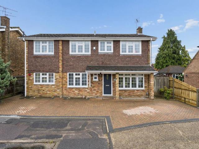 Denham Walk, Gerrards Cross SL9 3 bed detached house to rent £2,450 pcm £565 pw