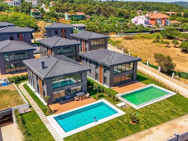 DENİZE SIFIR 6+1 HAVUZLU TRİPLEKS VİLLA