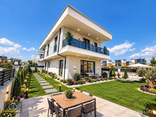 DENİZE YAKIN MODERN GENİŞ AİLELERE UYGUN LÜKS VİLLA