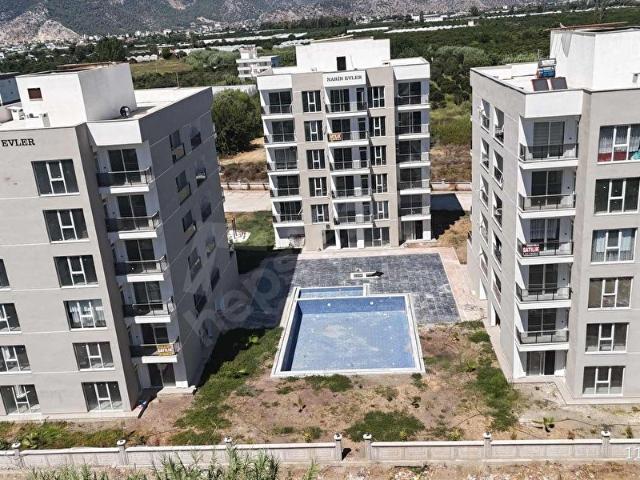 DENİZE 150 METRE HAVUZLU SİTE İÇİNDE FIRSAT OTURUMA HAZIR 2+1