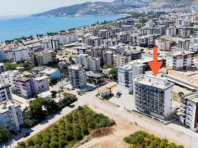 DENİZE 200 METRE VE ANA YOL KENARINDA ÖNÜ KAPANMAZ GENİŞ 1+1