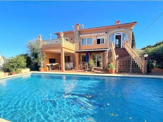 Dénia. Chalet amplio con vistas al mar en venta
