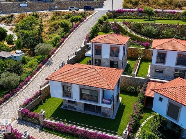 Deniz ve Doğa Manzaralı Tam Müstakil Villa