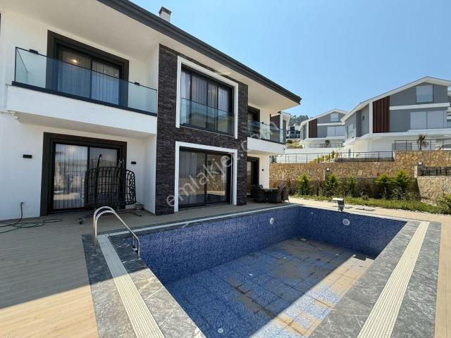 Geniş Bahçeli, Özel Havuzlu 4+1 Premium Villa !
