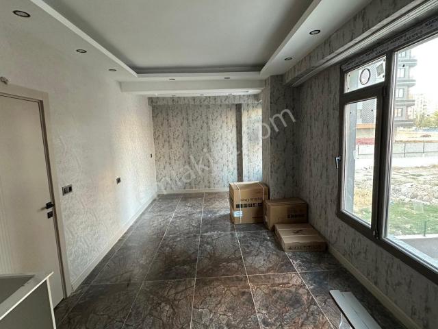 Deniz Gayrimenkul’den Sırrın Karşıyaka,da Cafeler Arkasında Kiralık Sıfır+lüx 1+1 Daire
