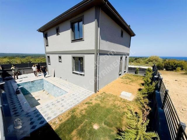 Deniz Manzaralı 4+1 Lüx Sıfır Bahçe Kullanım Alanlı Havuzlu