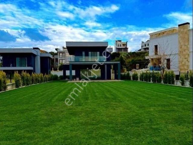 Deniz Manzaralı 6 + 2 Fırsat Villa