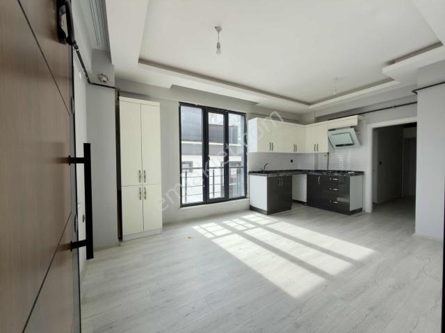 Deniz Manzaralı Ve Tramvaya Yakın Geniş 1+1 / Remax Gökhan