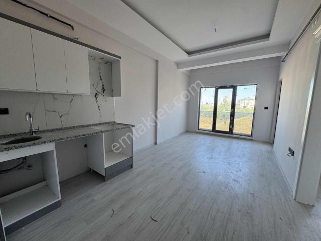 Deniz Manzaralı Aydınlık Caddesine Cephe Satılık 1+1