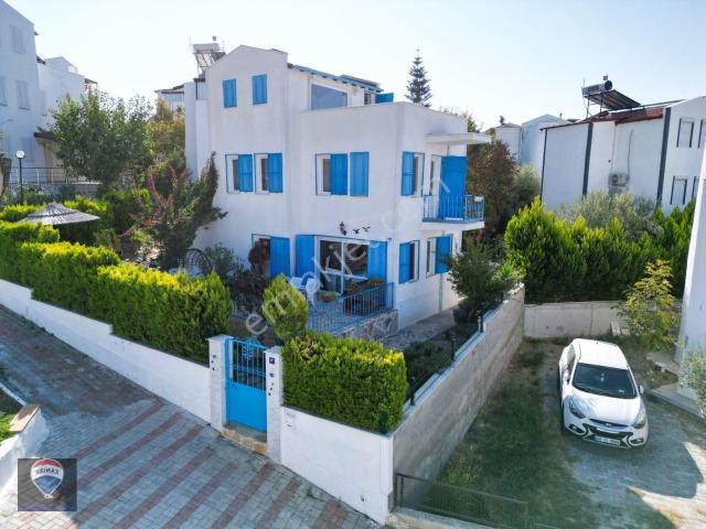 Deniz Manzaralı Bahçeli Doğalgazlı 3+1 Satılık Müstakil Villa