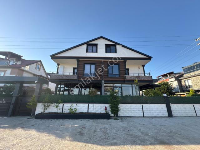 Deniz Manzaralı | Cadde Üzeri | Büyük Bahçeli 3+1 Tripleks Villa