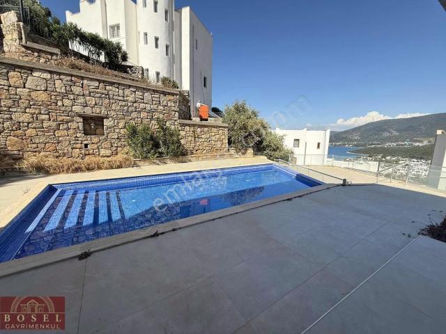Deniz Manzaralı Havuzlu Müstakil Villa