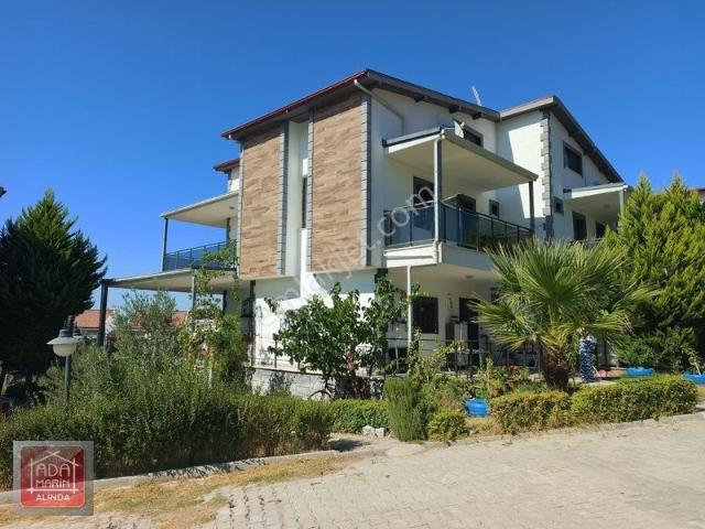 Deniz Manzaralı Havuzlu Satılık Villa