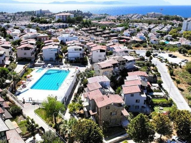 Deniz Manzaralı Havuzlu Site İçinde Satılık Tripleks Villa