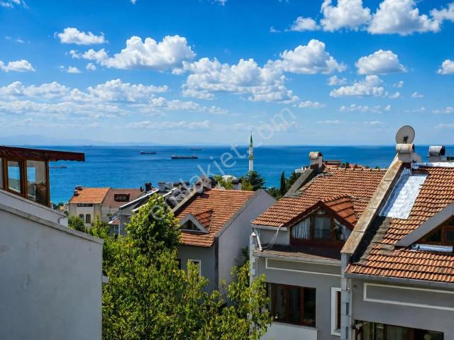 Deniz Manzaralı Havuzlu Sitede Satılık Tripleks Villa