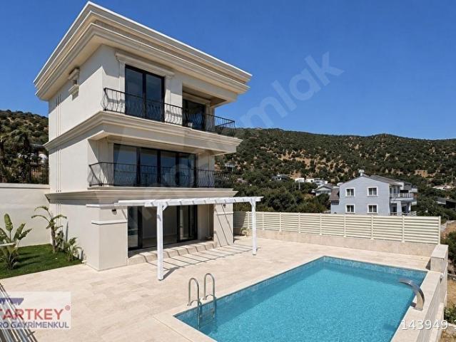 Deniz Manzaralı & Müstakil Havuzlu Satılık 3+2 Tripleks Villa