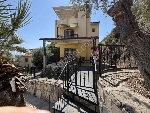 Deniz Manzaralı Site İçerisinde Tek Müstakil Köşe Villa