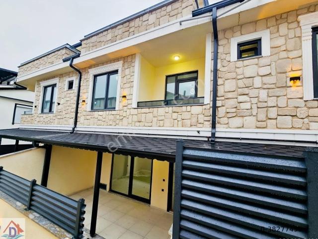 Deniz'den 4+1 Yerden Isıtmalı, Merkezi Konumda Villa