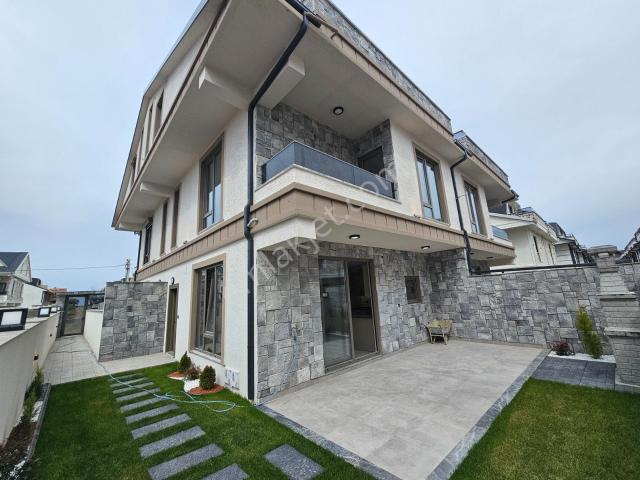 Deniz'den 4+1 Bahçeli,yerden Isıtmalı, Denize Yakın Villa