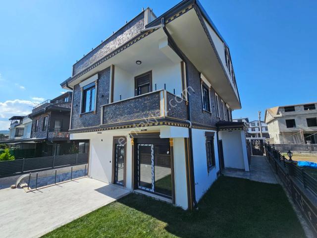 Deniz'den 4+1 Havuzlu. Geniş Bahçeli Villa